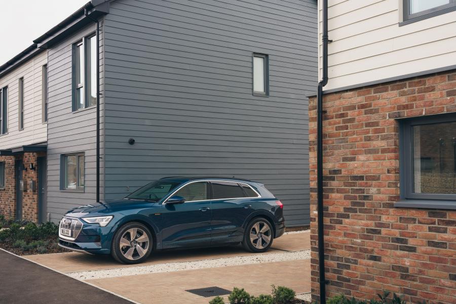  Audi e-tron 55 Quattro 2019 года  (UK) (фото 35 из 40)